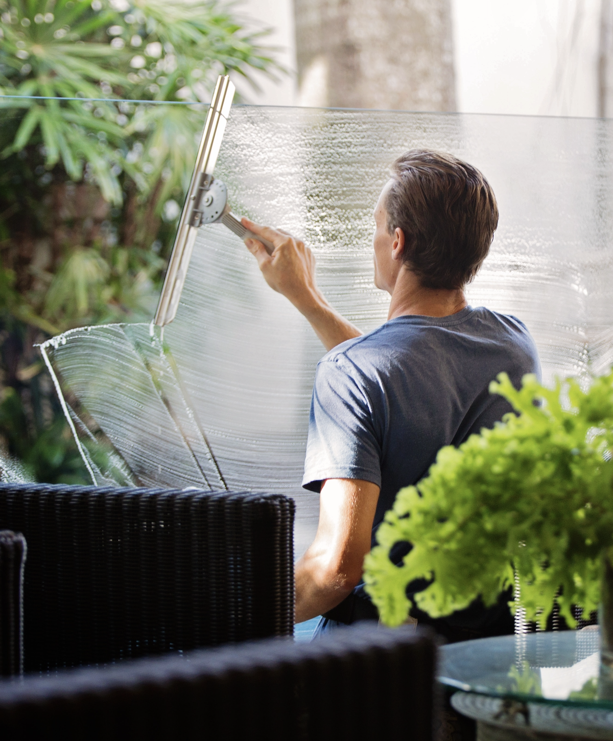 Person som vasker en glassvegg med en nal | Coors rengjøringstjeneste er Svanemerket | Coor