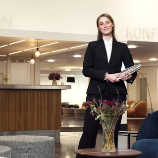 Resepsjonist foran resepsjonen