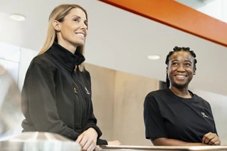 To personer som jobber med eiendomsdrift