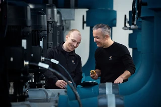 To driftsteknikere som snakker sammen