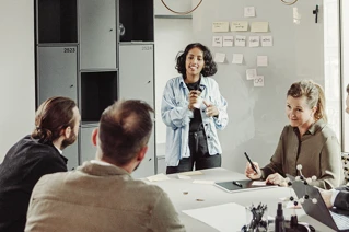 En gruppe som sitter og jobber i team på et kontor