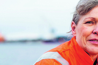 Kvinne i offshoreutstyr