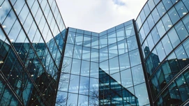 Utsiden av et kontorbygg i glass