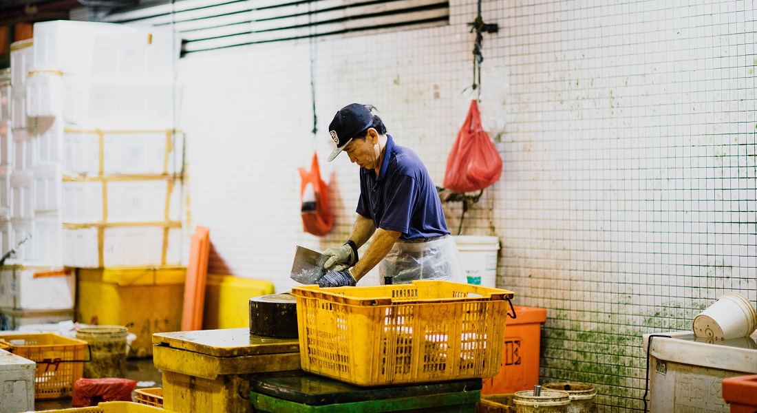 En mann jobber alene i en fabrikk | Hva er sosial bærekraft? | Coor