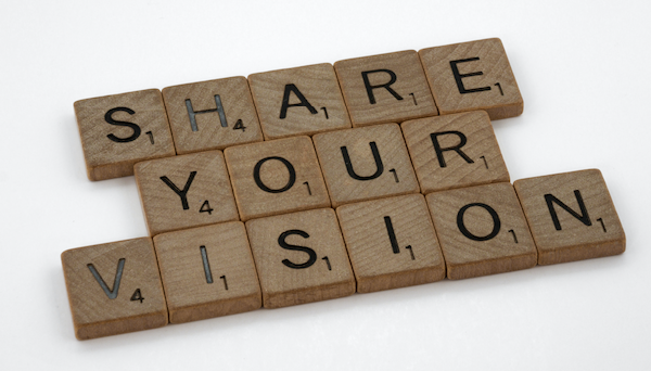 Scrabble-brikker som danner ordene "Share your vision" | Sosialt ansvar er å dele idéer | Coor