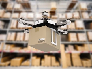 Drone som transporterer pakke