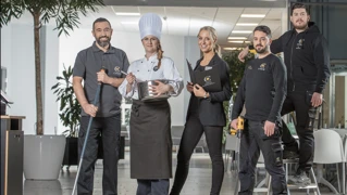 Profesjonelt team med blandet arbeidsklær representerer forskjellige yrker i et kontormiljø.