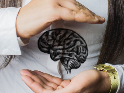 Woman holding a virtual image of brain | Coor