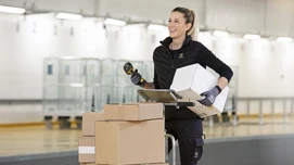 Kvinne som registerer en pakke