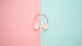 Høretelefoner på tofarget bakgrunn
