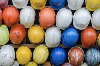 Mange rekker med hjelmer i forskjellige farger sett ovenifra