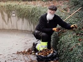 Mann som steller i uterom