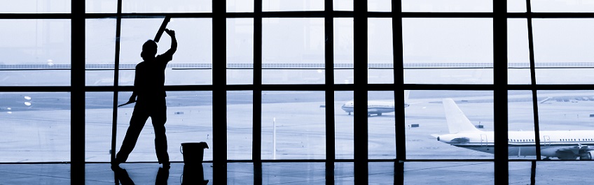Rengjøring av vinduer på flyplass | Coor