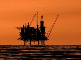 Oljerigg offshore i soloppgang