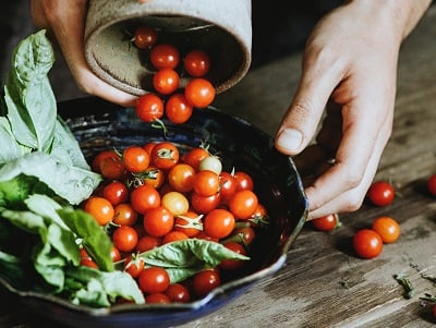 Kokk som pynter matretten med tomat | Coor