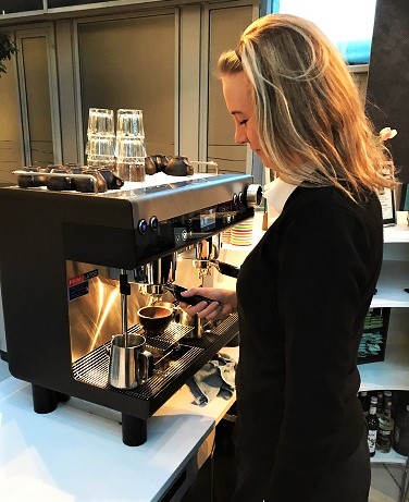 Kvinner som lager kaffe ved hjelp av maskin | Coor