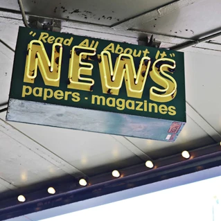 Neonskilt med skriften "news"