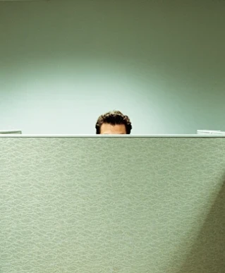 Toppen av et hode bak et klassisk cellekontor.