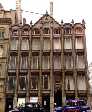 Bilde av et gammelt og ærverdig kontorbygg.