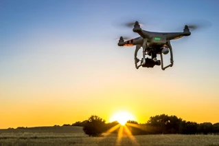 En drone som flyr i solnedgang
