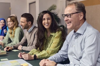 En gruppe som har et møte i kontorlokaler