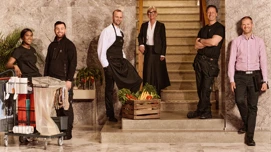 En gruppe Coor ansatte i uniform fra forskjellige tjenester vi leverer i en trapp.