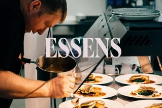 Bilde av en Coor ansatt som legger opp mat med Essens over bildet