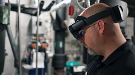 En mann med AR-briller i et teknisk lokale