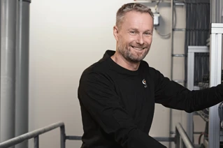 Mannlig driftstekniker i teknisk rom.