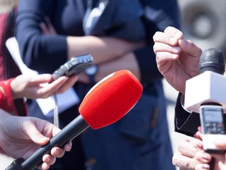 Mikrofoner som holdes opp mot en person