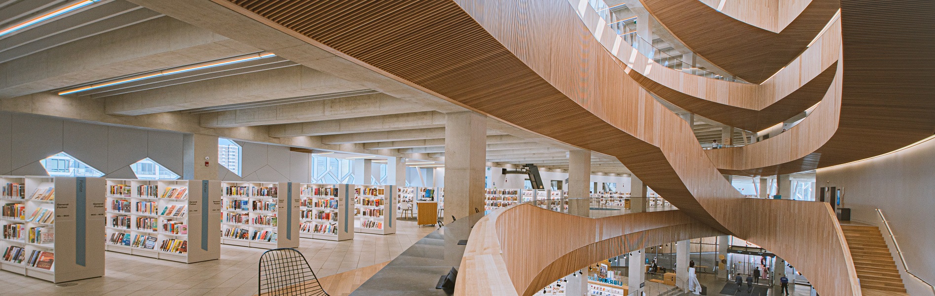 Et moderne bibliotek med treinteriør | Eiendomsservice for bærekraftige bygg | Coor