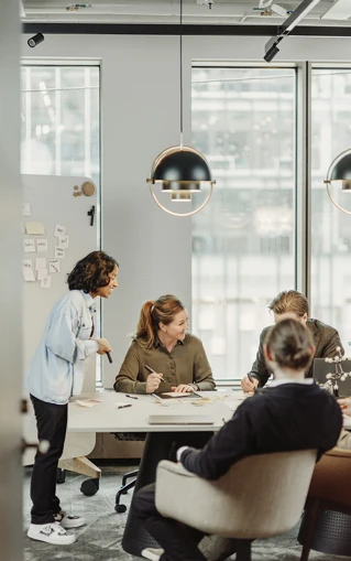 Fra kontorlandskap med tre personer