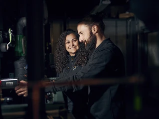 To driftsteknikere som ser på en tegning