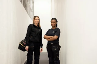 To driftsteknikere i en gang