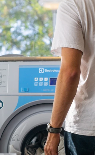 Mann foran vaskemaskin