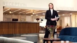 Resepsjonist i resepsjon