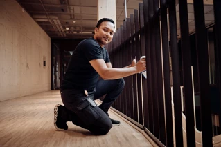 Renholder som tørker rekkverk